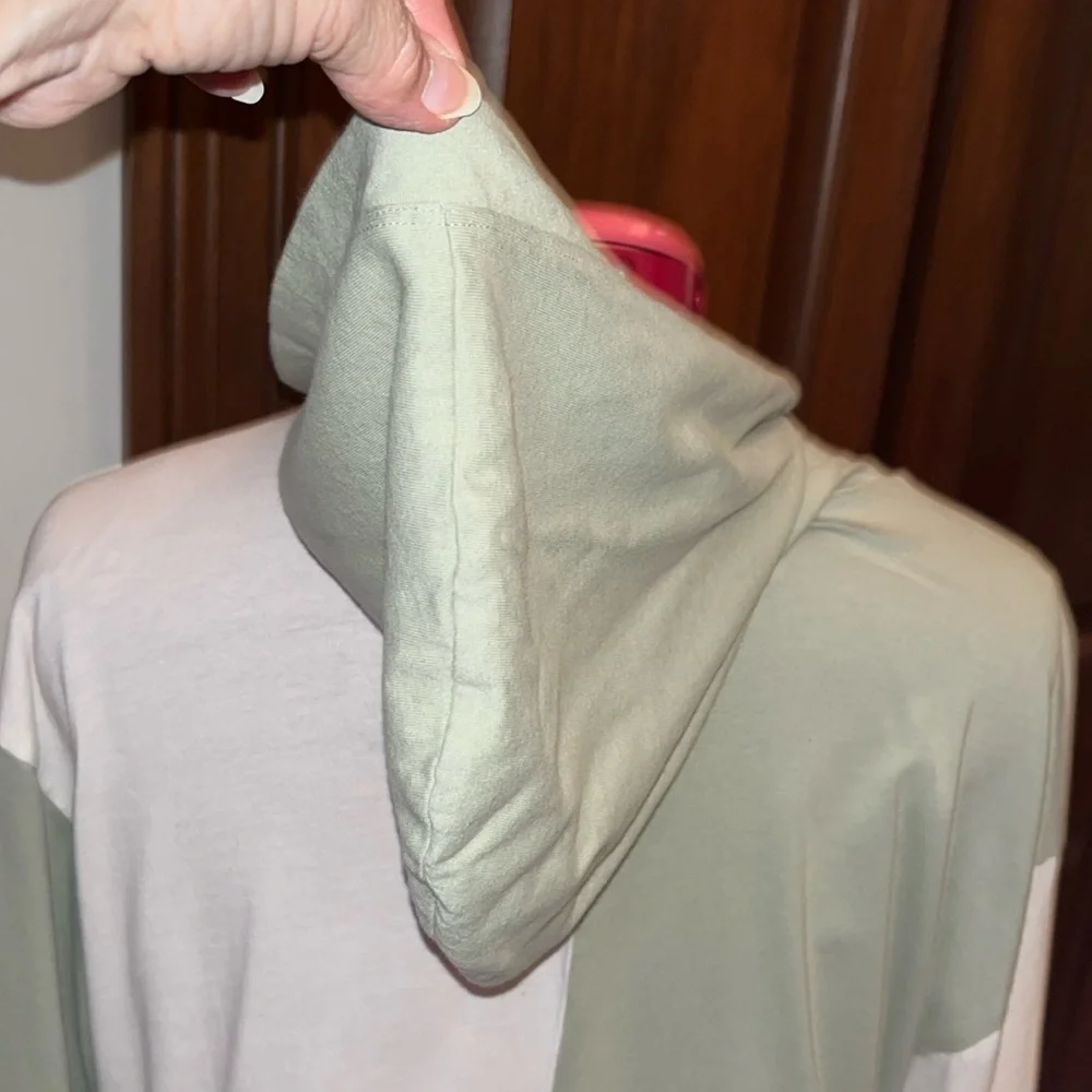Hollister  Cropped Hoodie  color block Sage/ Cream  NWOT  Pull over  CUTE Size S